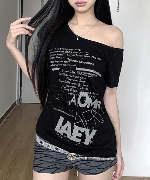 lilful(リルフル)の「レタリングY2Kプリント ワンショルダー ロングTシャツ(Tシャツ/カットソー・レディース・ブラック・L/M/S)」の1枚目の写真