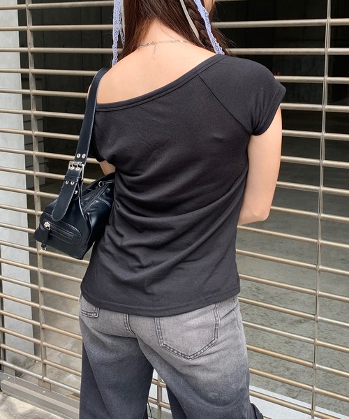 lilful(リルフル)の「レタリングY2Kプリント ワンショルダー ロングTシャツ(Tシャツ/カットソー・レディース・ブラック・L/M/S)」の6枚目の写真