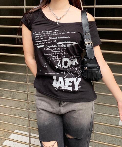 lilful(リルフル)の「レタリングY2Kプリント ワンショルダー ロングTシャツ(Tシャツ/カットソー・レディース・ブラック・L/M/S)」の7枚目の写真