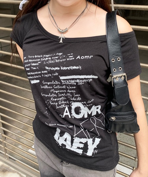 lilful(リルフル)の「レタリングY2Kプリント ワンショルダー ロングTシャツ(Tシャツ/カットソー・レディース・ブラック・L/M/S)」の8枚目の写真