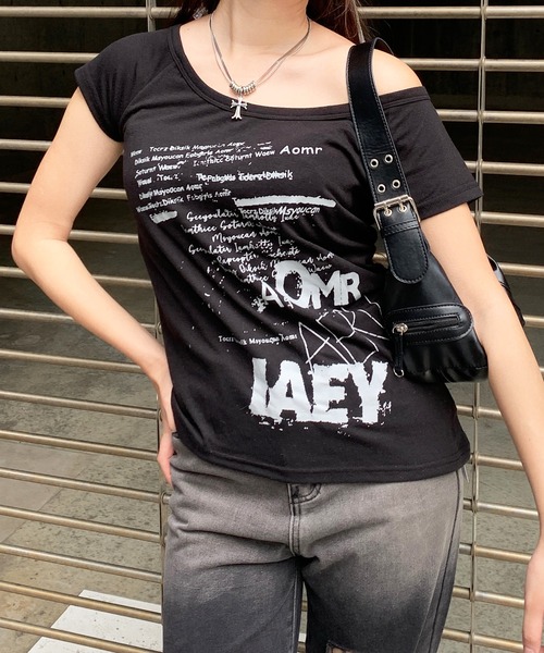 lilful(リルフル)の「レタリングY2Kプリント ワンショルダー ロングTシャツ(Tシャツ/カットソー・レディース・ブラック・L/M/S)」の11枚目の写真