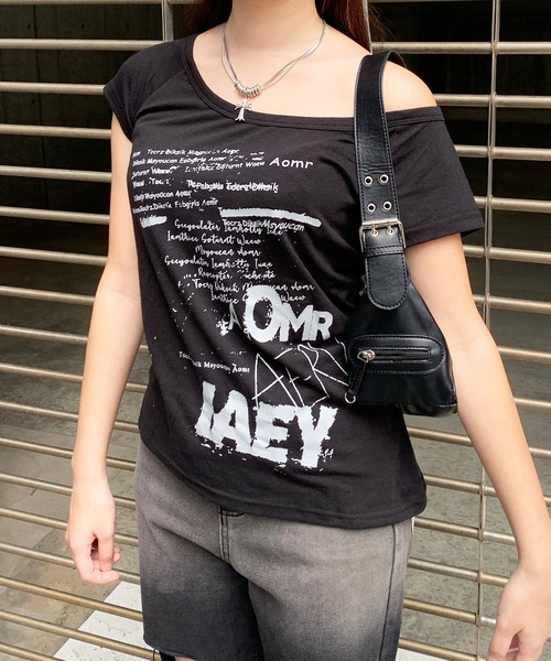 lilful(リルフル)の「レタリングY2Kプリント ワンショルダー ロングTシャツ(Tシャツ/カットソー・レディース・ブラック・L/M/S)」の10枚目の写真