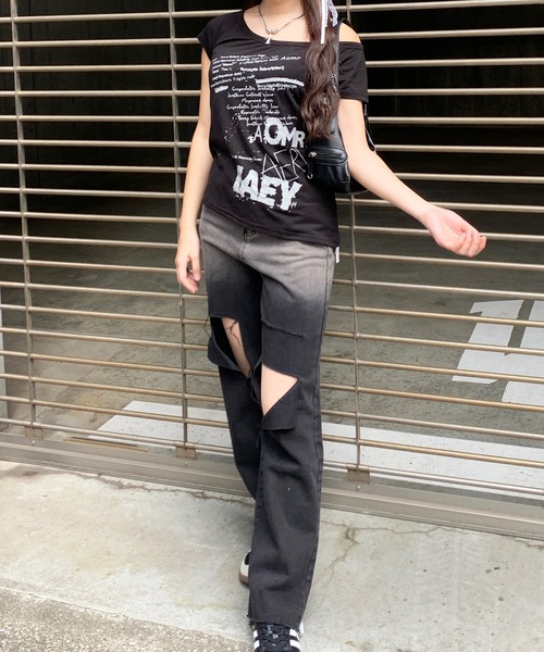 lilful(リルフル)の「レタリングY2Kプリント ワンショルダー ロングTシャツ(Tシャツ/カットソー・レディース・ブラック・L/M/S)」の5枚目の写真