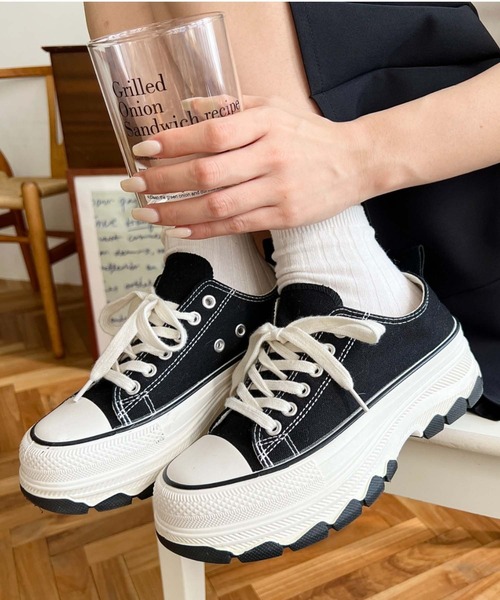 moment+(モーメントプラス)の「ローカットスニーカー(スニーカー・レディース・ブラック・LL)」の1枚目の写真