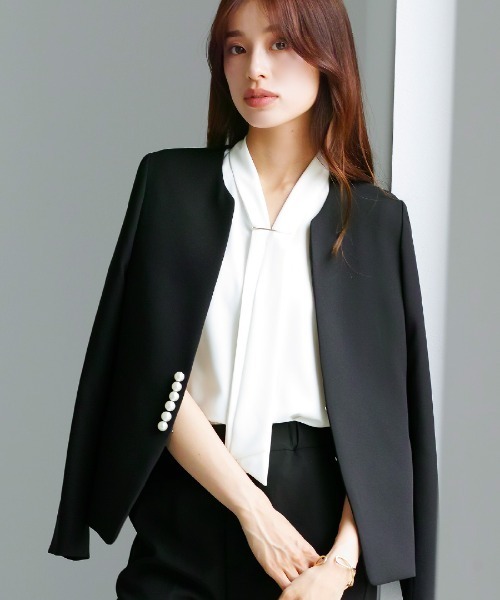 WHITE JOOLA（ホワイトジョーラ）の「UV CUT･速乾・接触冷感･防シワ・ストレッチ･手洗い可【多機能すぎるジャケット】ダブルピケクロス・パール調デザインカラーレスジャケット（ノーカラージャケット・レディース・ネイビー/アイボリー/ブラック・S/M/L/LL）」の2枚目の写真