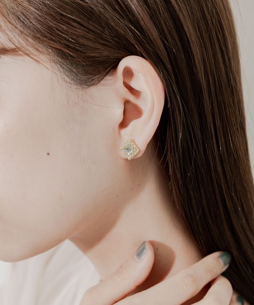 SMELLY（スメリー）の「ビジュースクエアピアス（ピアス（両耳用）・レディース・ゴールド系その他・-）」の2枚目の写真