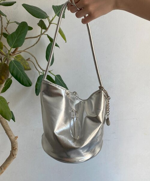 DouDou（ドゥドゥ）の「【インフルエンサー SAKURA企画】バケツ型ショルダーバッグmini（ショルダーバッグ・レディース・シルバー・FREE）」の4枚目の写真