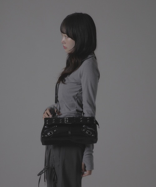 Chick（チック）の「Belt Design Shoulder Bag/ベルトデザインショルダーバッグ（ショルダーバッグ・レディース・シルバー/ブラック/ホワイト/レッド・FREE）」の2枚目の写真