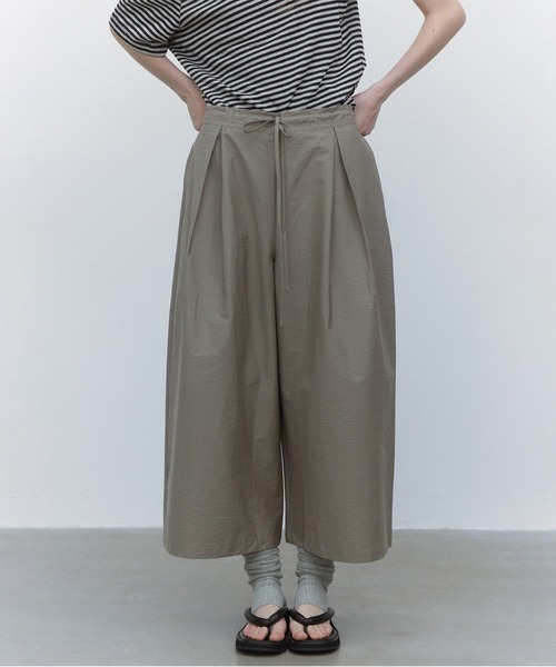 ELOOPS(イーループス)の「【ELOOPS】ハイウエスト コットンナイロン ワイドアンクル丈パンツ(その他パンツ・レディース・グレイッシュベージュ/ブラック/ホワイト・M/L/S)」の3枚目の写真