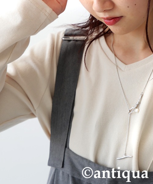 antiqua(アンティカ)の「シュッと美 メロウデザイン トップス(Tシャツ/カットソー・レディース・ブルー系その他/グリーン系その他/グレー系その他/ブラック系その他/ホワイト系その他/ダークグレー/アイボリー/グリーン/ブルー/ブラック・P/R)」の12枚目の写真