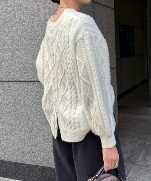 Jena espace merveilleux（ジェナ　エスパスメルヴェイユ）の「【後ろ姿で惹きつける】バックレースアップニット（ニット/セーター・レディース・アイボリー/ベージュ/ネイビー・FREE）」の9枚目の写真