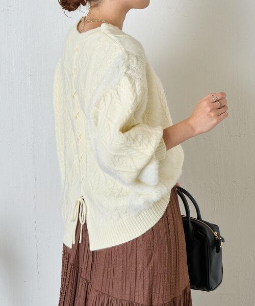 Jena espace merveilleux（ジェナ　エスパスメルヴェイユ）の「【後ろ姿で惹きつける】バックレースアップニット（ニット/セーター・レディース・アイボリー/ベージュ/ネイビー・FREE）」の17枚目の写真