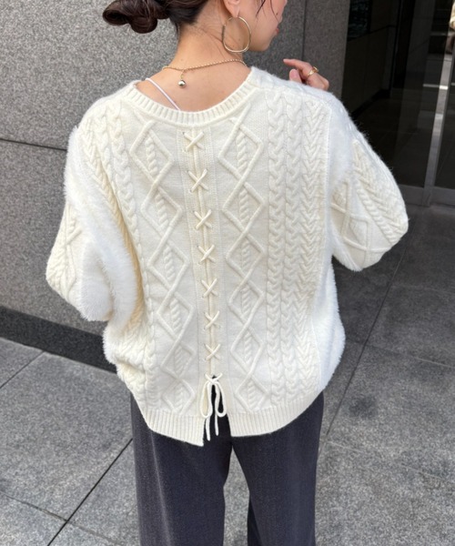 Jena espace merveilleux（ジェナ　エスパスメルヴェイユ）の「【後ろ姿で惹きつける】バックレースアップニット（ニット/セーター・レディース・アイボリー/ベージュ/ネイビー・FREE）」の3枚目の写真