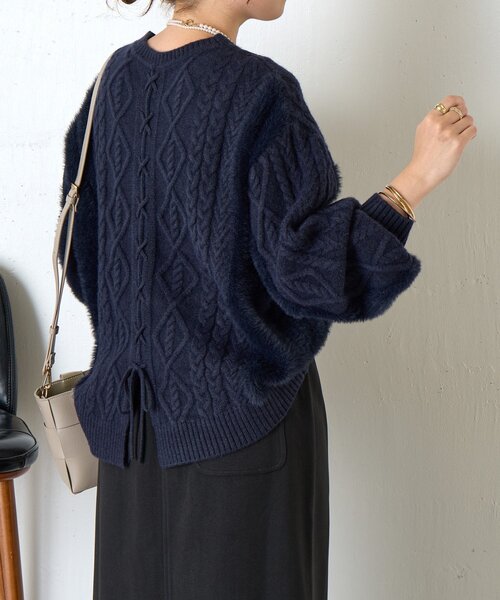 Jena espace merveilleux（ジェナ　エスパスメルヴェイユ）の「【後ろ姿で惹きつける】バックレースアップニット（ニット/セーター・レディース・アイボリー/ベージュ/ネイビー・FREE）」の4枚目の写真