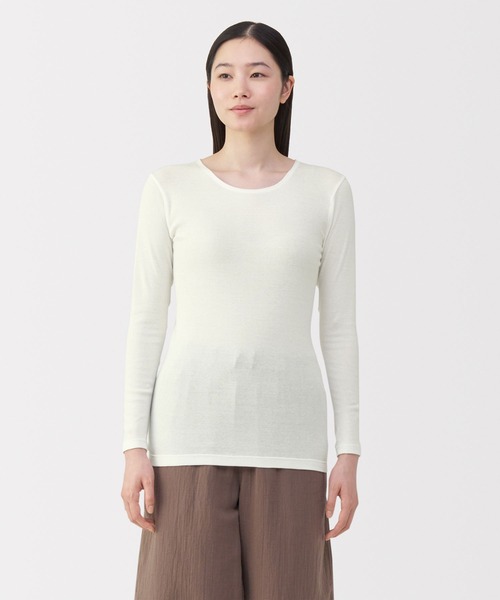 無印良品(ムジルシリョウヒン)の「婦人 あったか綿 クルーネック長袖Tシャツ(インナーウェア/肌着・レディース・ブラウン系/ライトベージュ/ブラック/オフホワイト・XL/L/M/S)」の1枚目の写真