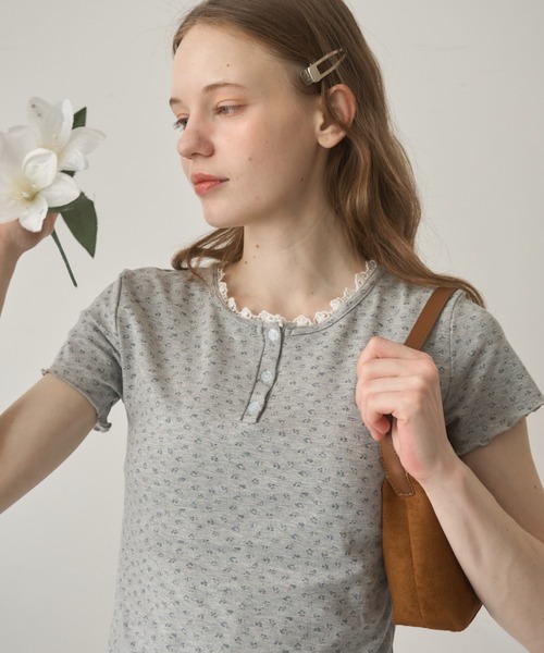 Birthday room(バースデイルーム)の「小花柄ヘンリーネックT/small floral pattern henry neck t-shirt(Tシャツ/カットソー・レディース・アイボリー/グレー/イエロー・FREE)」の3枚目の写真