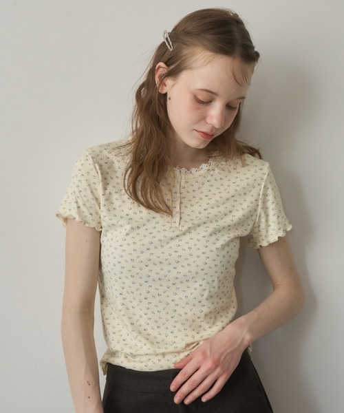 Birthday room(バースデイルーム)の「小花柄ヘンリーネックT/small floral pattern henry neck t-shirt(Tシャツ/カットソー・レディース・アイボリー/グレー/イエロー・FREE)」の1枚目の写真