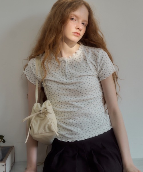 Birthday room(バースデイルーム)の「小花柄ヘンリーネックT/small floral pattern henry neck t-shirt(Tシャツ/カットソー・レディース・アイボリー/グレー/イエロー・FREE)」の2枚目の写真