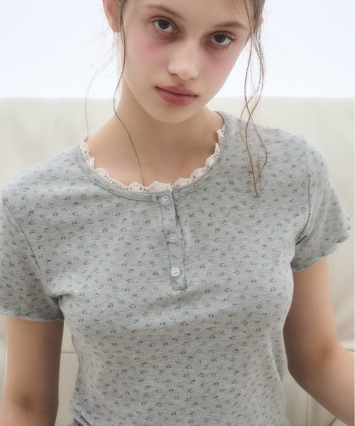 Birthday room(バースデイルーム)の「小花柄ヘンリーネックT/small floral pattern henry neck t-shirt(Tシャツ/カットソー・レディース・アイボリー/グレー/イエロー・FREE)」の15枚目の写真