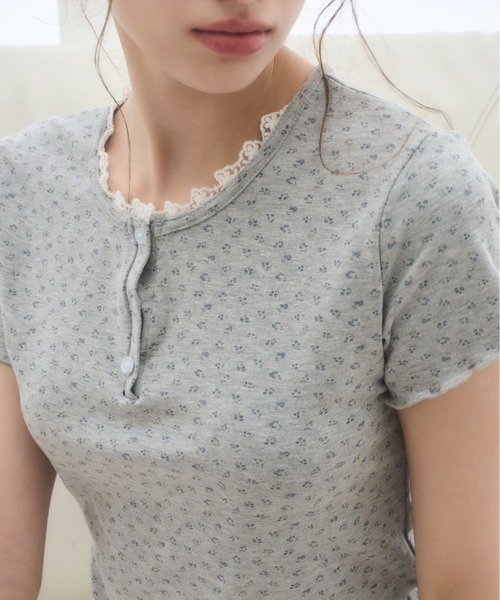 Birthday room(バースデイルーム)の「小花柄ヘンリーネックT/small floral pattern henry neck t-shirt(Tシャツ/カットソー・レディース・アイボリー/グレー/イエロー・FREE)」の17枚目の写真