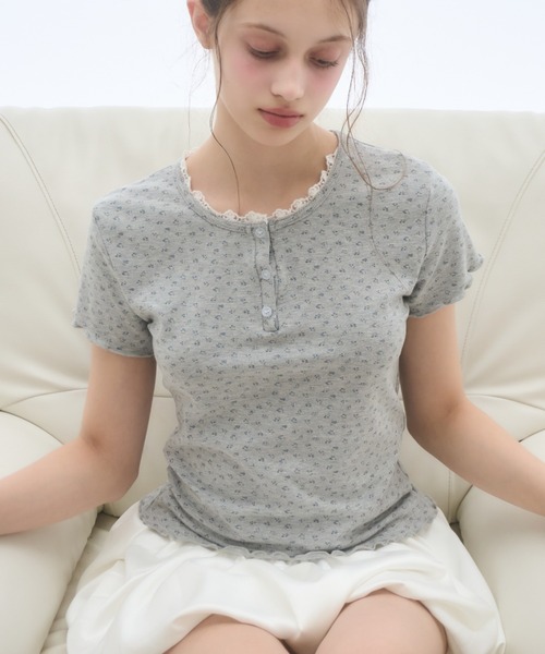 Birthday room(バースデイルーム)の「小花柄ヘンリーネックT/small floral pattern henry neck t-shirt(Tシャツ/カットソー・レディース・アイボリー/グレー/イエロー・FREE)」の18枚目の写真