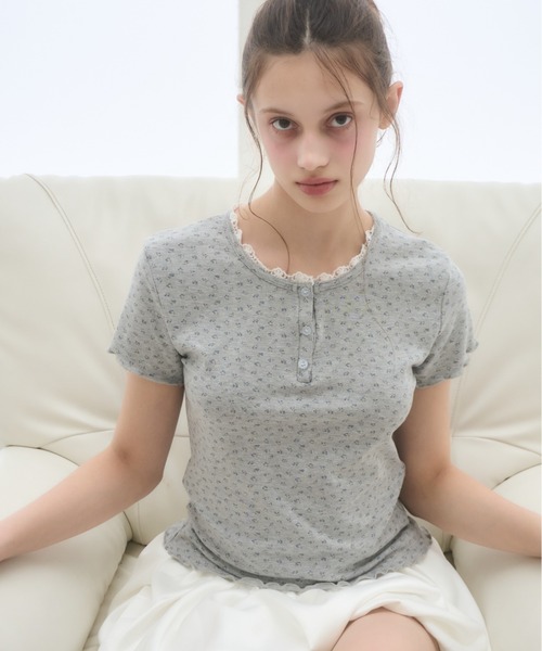 Birthday room(バースデイルーム)の「小花柄ヘンリーネックT/small floral pattern henry neck t-shirt(Tシャツ/カットソー・レディース・アイボリー/グレー/イエロー・FREE)」の7枚目の写真