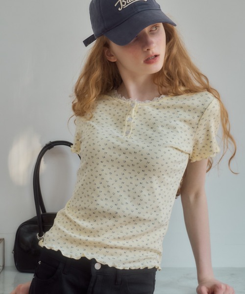 Birthday room(バースデイルーム)の「小花柄ヘンリーネックT/small floral pattern henry neck t-shirt(Tシャツ/カットソー・レディース・アイボリー/グレー/イエロー・FREE)」の4枚目の写真