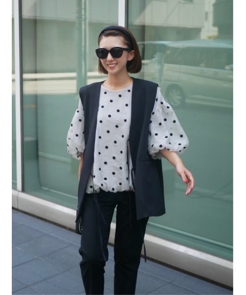 BeBeoD(べベッド)の「フロッキードットデザインバルーンスリーブトップス(シャツ/ブラウス・レディース・ブラック/ベージュ/ブラウン/グレー・フリー)」の4枚目の写真