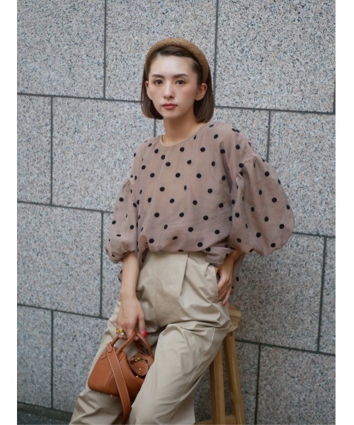 BeBeoD(べベッド)の「フロッキードットデザインバルーンスリーブトップス(シャツ/ブラウス・レディース・ブラック/ベージュ/ブラウン/グレー・フリー)」の3枚目の写真