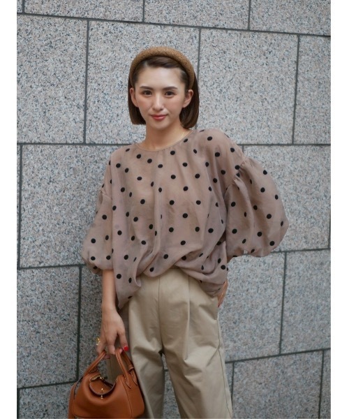 BeBeoD(べベッド)の「フロッキードットデザインバルーンスリーブトップス(シャツ/ブラウス・レディース・ブラック/ベージュ/ブラウン/グレー・フリー)」の7枚目の写真