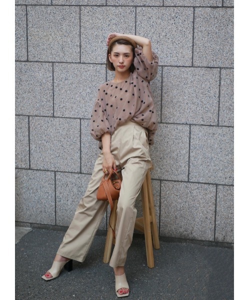 BeBeoD(べベッド)の「フロッキードットデザインバルーンスリーブトップス(シャツ/ブラウス・レディース・ブラック/ベージュ/ブラウン/グレー・フリー)」の5枚目の写真
