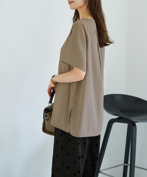 STYLE DELI(スタイルデリ)の「スルスルシンプル洗練ブラウス(シャツ/ブラウス・レディース・ブラック/ライトベージュ/ブラウン系・FREE)」の13枚目の写真