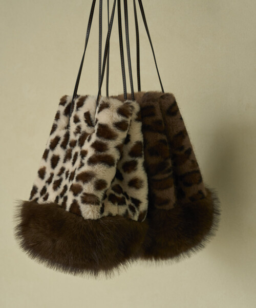 Firsthand(ファーストハンド)の「Firsthand/ファーストハンド フェイクファー アニマル キンチャクバッグ(ショルダーバッグ・レディース・オフホワイト/ブラウン・ONE SIZE)」の1枚目の写真