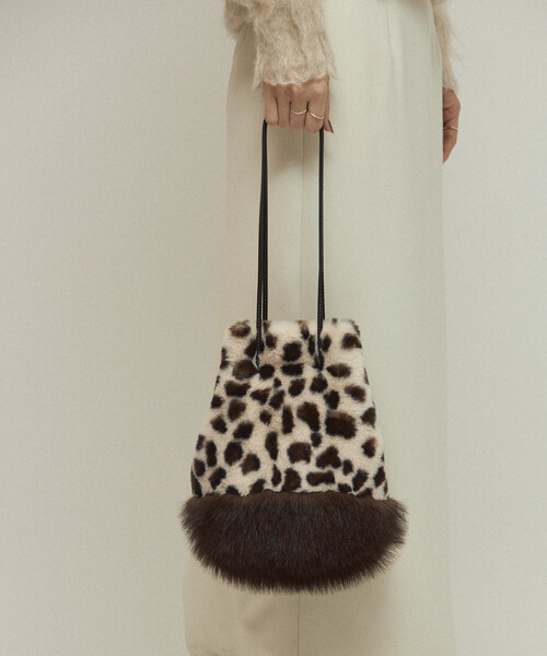 Firsthand(ファーストハンド)の「Firsthand/ファーストハンド フェイクファー アニマル キンチャクバッグ(ショルダーバッグ・レディース・オフホワイト/ブラウン・ONE SIZE)」の3枚目の写真