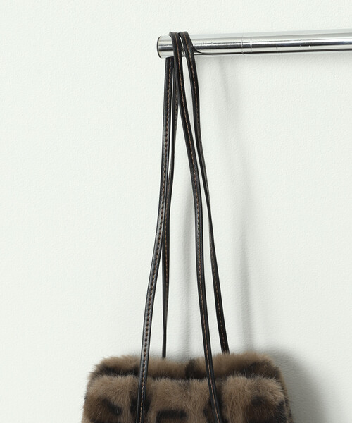 Firsthand(ファーストハンド)の「Firsthand/ファーストハンド フェイクファー アニマル キンチャクバッグ(ショルダーバッグ・レディース・オフホワイト/ブラウン・ONE SIZE)」の9枚目の写真