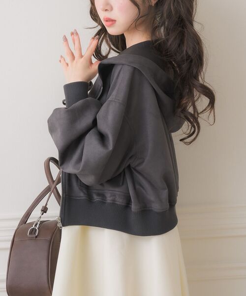 ems excite（エムズエキサイト）の「スエードリボンパーカー（パーカー・レディース・ブラウン/チャコールグレー/ナチュラル・FREE）」の2枚目の写真