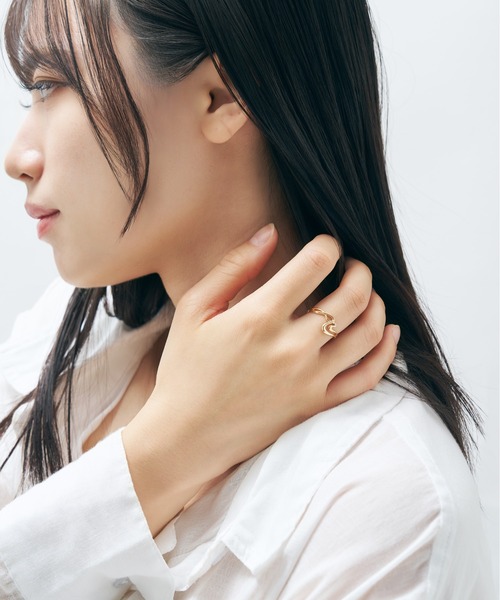 Jewel closet by L&Co.(ジュエルクローゼットバイエルアンドコー)の「K10 ウェーブ リング(リング・レディース・イエローゴールド・9号/11号/13号)」の3枚目の写真