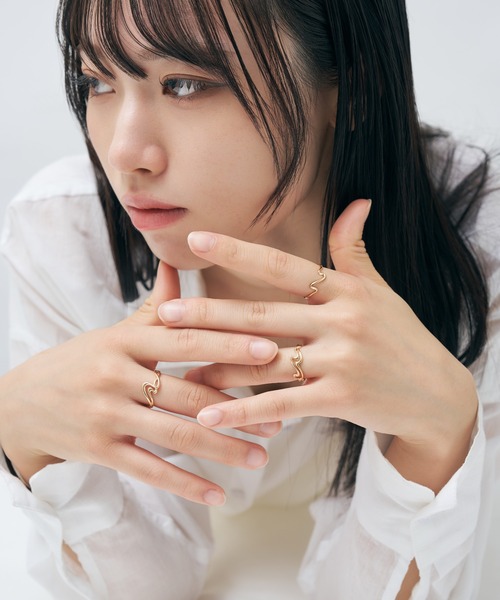 Jewel closet by L&Co.(ジュエルクローゼットバイエルアンドコー)の「K10 ウェーブ リング(リング・レディース・イエローゴールド・9号/11号/13号)」の4枚目の写真