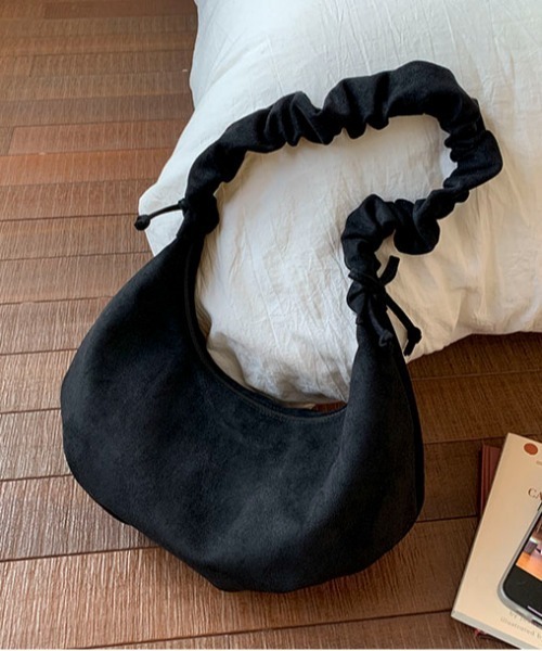 Maison Calme(メゾンカルム)の「【トレンドアイテム】フェイクスウェード クシュクシュリボン ギャザーハーフムーン三日月ショルダーバッグ(ショルダーバッグ・レディース・ブラック/ブラウン/アイボリー・F)」の9枚目の写真