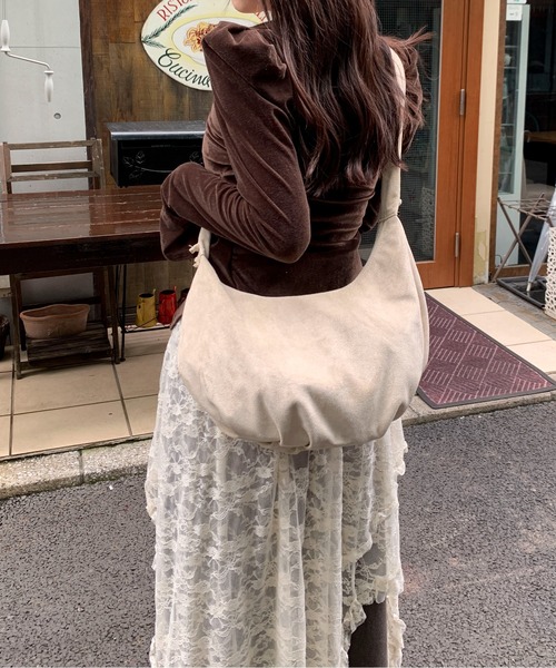 Maison Calme(メゾンカルム)の「【トレンドアイテム】フェイクスウェード クシュクシュリボン ギャザーハーフムーン三日月ショルダーバッグ(ショルダーバッグ・レディース・ブラック/ブラウン/アイボリー・F)」の22枚目の写真