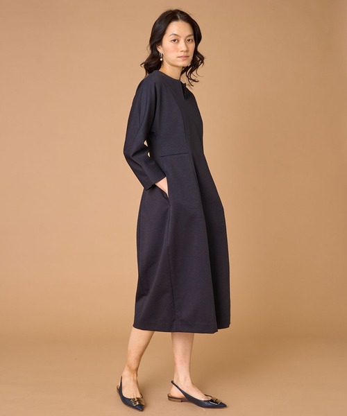 INED（イネド）の「ダンボールニット キーネックワンピース（ワンピース・レディース・ネイビー・11号/9号/7号）」の4枚目の写真