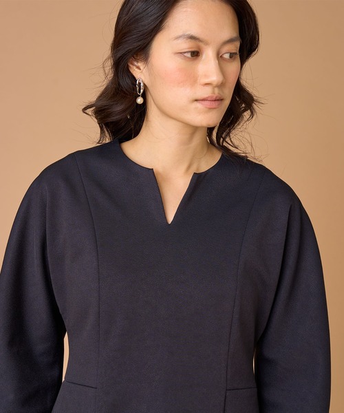INED（イネド）の「ダンボールニット キーネックワンピース（ワンピース・レディース・ネイビー・11号/9号/7号）」の7枚目の写真