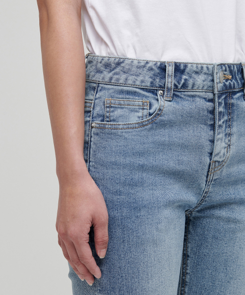 MUSINSA STANDARD WOMAN（ムシンサスタンダードウーマン）の「レディーススリムストレートデニムパンツ【ライトインディゴ】（デニムパンツ・レディース・その他・28/29/30/24/25/26/27）」の4枚目の写真