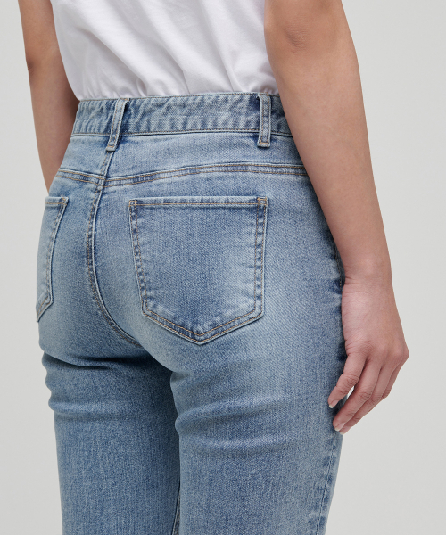 MUSINSA STANDARD WOMAN（ムシンサスタンダードウーマン）の「レディーススリムストレートデニムパンツ【ライトインディゴ】（デニムパンツ・レディース・その他・28/29/30/24/25/26/27）」の5枚目の写真