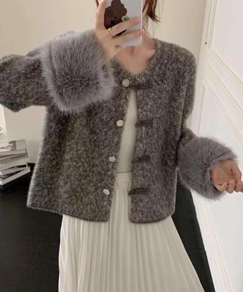 Sibra（シブラ）の「パールボタンファー袖モヘア風ジャケット（ノーカラージャケット・レディース・グレー/ホワイト・M）」の2枚目の写真