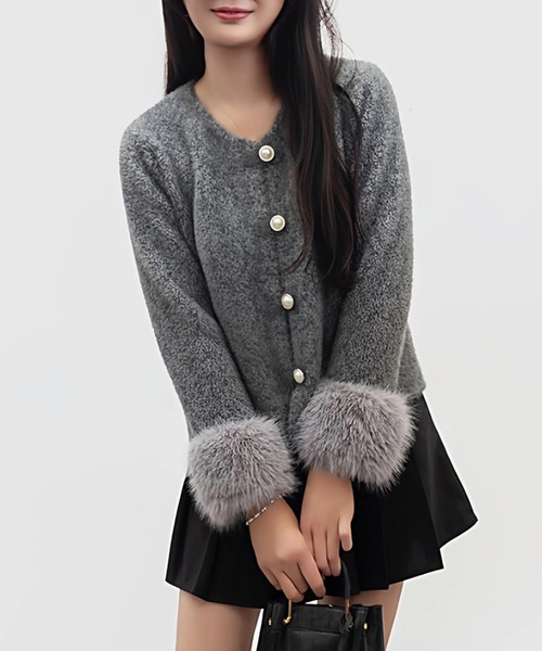 Sibra（シブラ）の「パールボタンファー袖モヘア風ジャケット（ノーカラージャケット・レディース・グレー/ホワイト・M）」の4枚目の写真