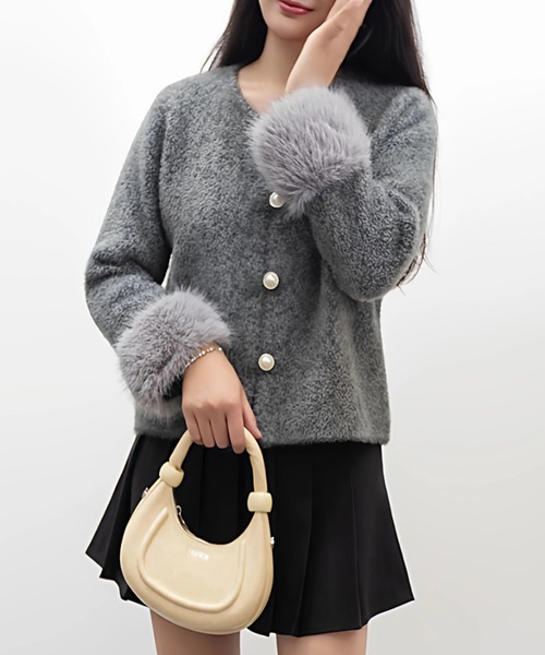 Sibra（シブラ）の「パールボタンファー袖モヘア風ジャケット（ノーカラージャケット・レディース・グレー/ホワイト・M）」の6枚目の写真