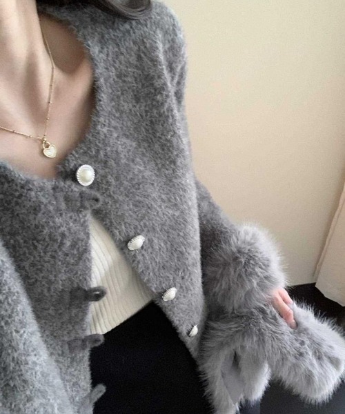 Sibra（シブラ）の「パールボタンファー袖モヘア風ジャケット（ノーカラージャケット・レディース・グレー/ホワイト・M）」の8枚目の写真