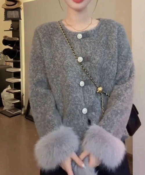 Sibra（シブラ）の「パールボタンファー袖モヘア風ジャケット（ノーカラージャケット・レディース・グレー/ホワイト・M）」の9枚目の写真