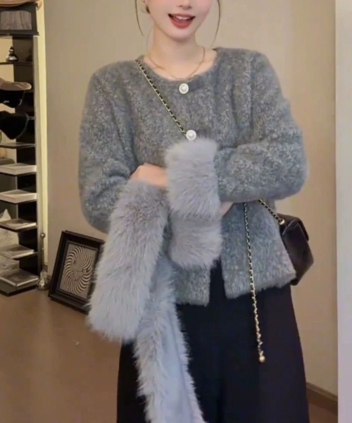 Sibra（シブラ）の「パールボタンファー袖モヘア風ジャケット（ノーカラージャケット・レディース・グレー/ホワイト・M）」の10枚目の写真